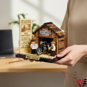 HARLEY-DAVIDSON 1903 THE LEGEND BEGINS BRICK EDITION 3 Hand holding a small brick model of the 1903 Harley Davidson workshop with a motorcycle inside.